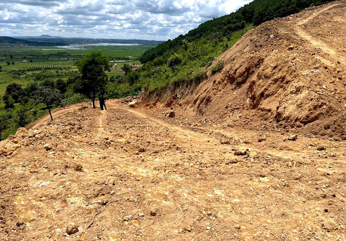 Đã tìm ra người 'xẻ thịt' ngọn núi nổi tiếng ở Gia Lai - Ảnh 3