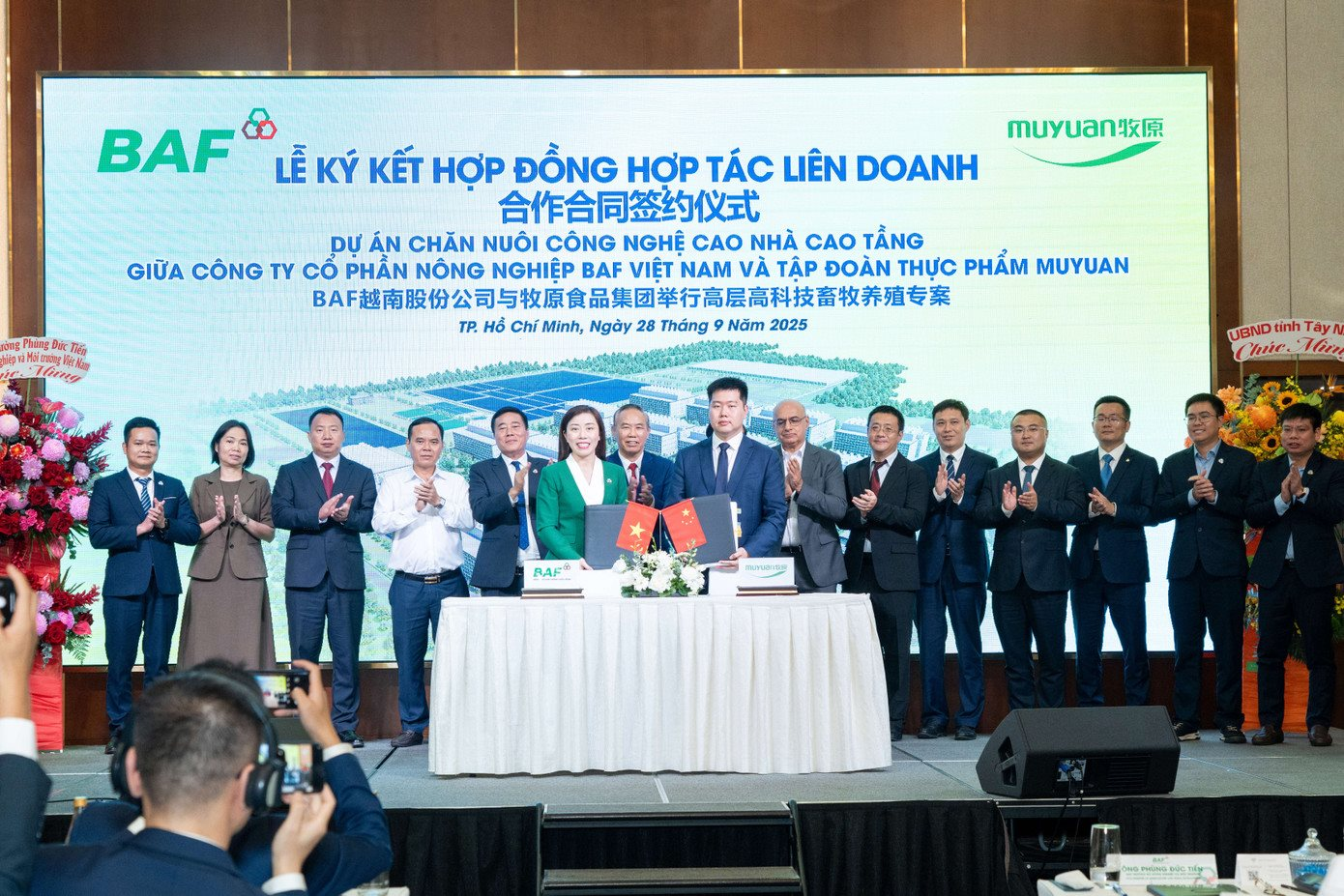 Sắp khởi động dự án 'chung cư 5 tầng nuôi heo' 12.000 tỷ: có AI 'nghe' tiếng ho chẩn bệnh, robot đi tuần 24/7 - Ảnh 1