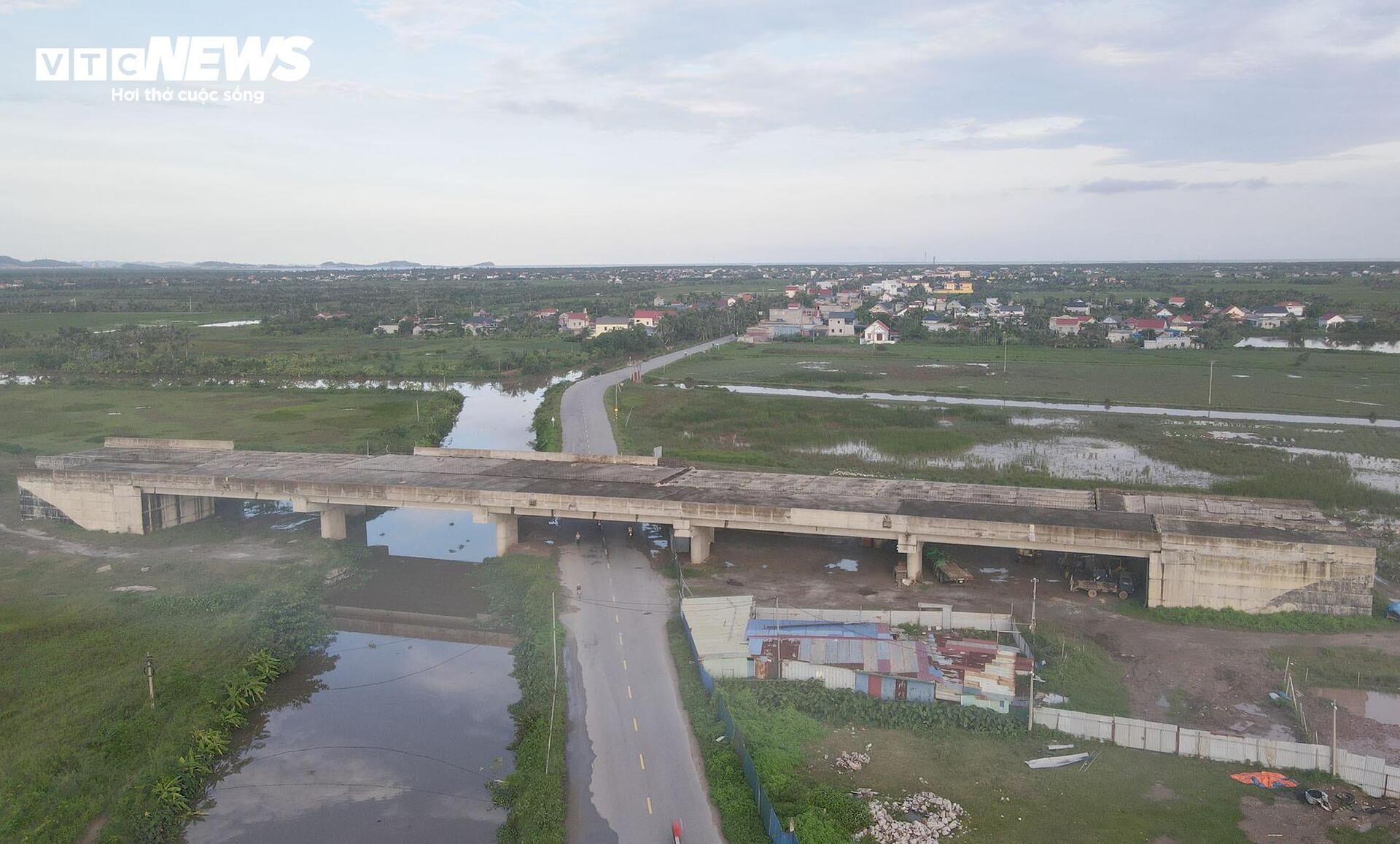 Đường bộ ven biển qua Hải Phòng 3.700 tỷ đồng 'đắp chiếu' sau 8 năm khởi công - Ảnh 14