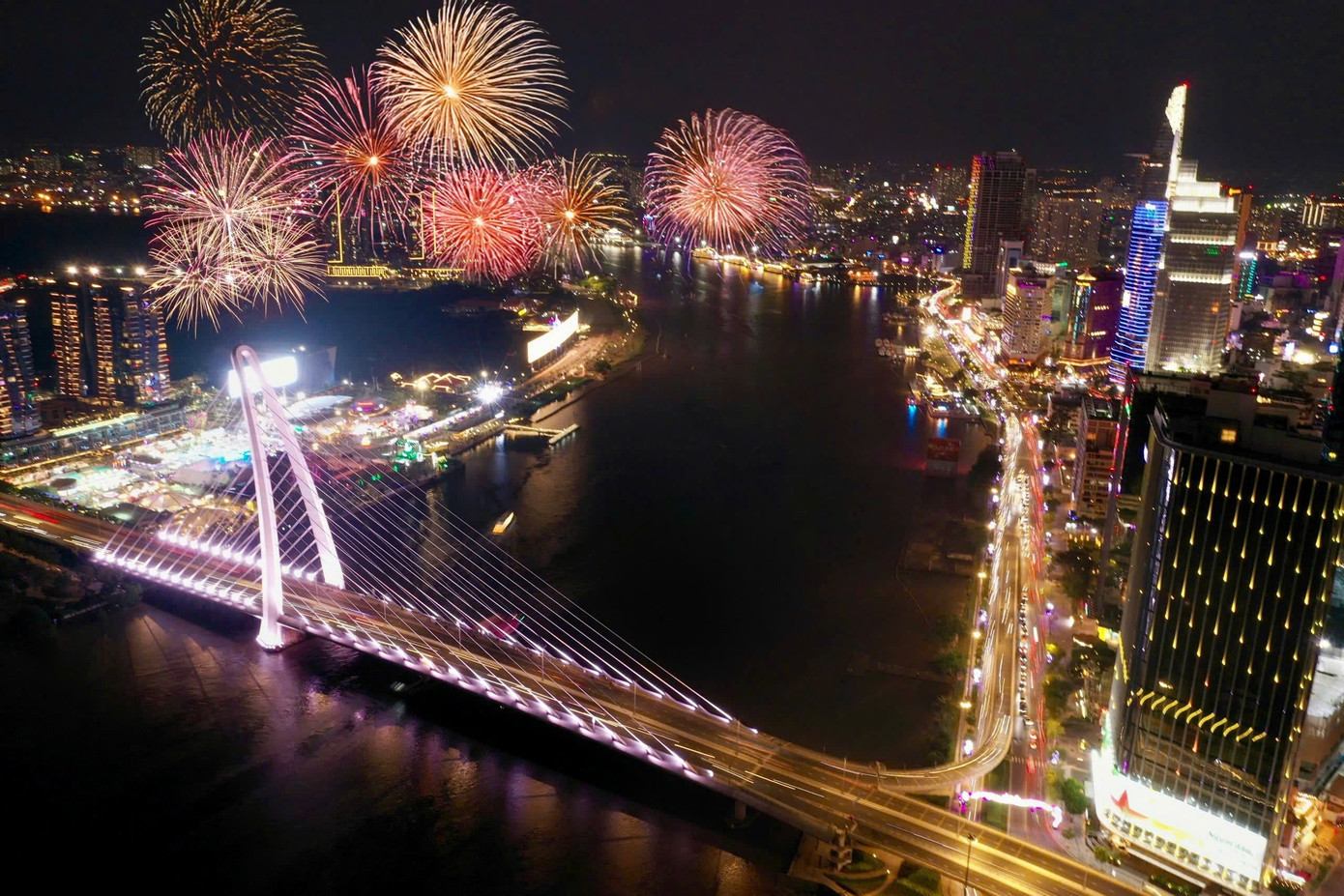 Hình ảnh TPHCM 'thay da đổi thịt' qua từng công trình - Ảnh 20