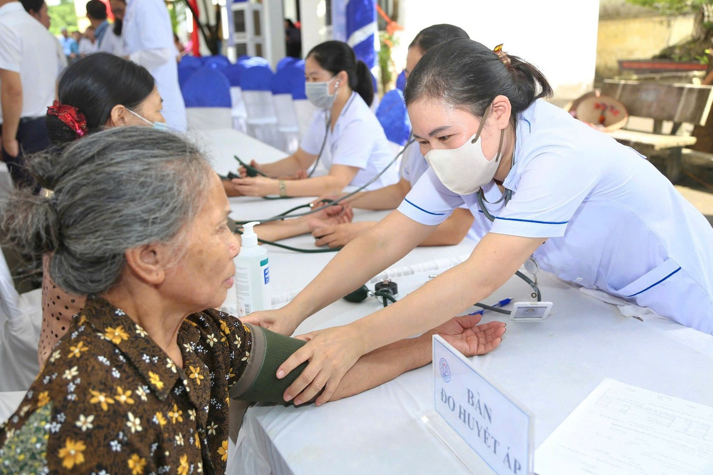 Từng bước thực hiện chính sách miễn viện phí toàn dân - Ảnh 1