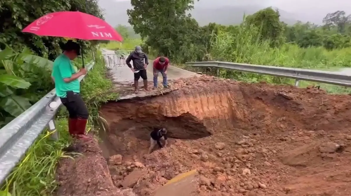 Khoảnh khắc kinh hoàng: Đường sập bất ngờ khiến người đàn ông bị chôn vùi dưới lòng đất ở Thái Lan - Ảnh 1