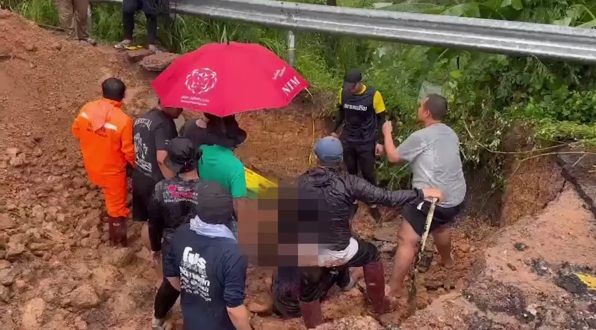 Khoảnh khắc kinh hoàng: Đường sập bất ngờ khiến người đàn ông bị chôn vùi dưới lòng đất ở Thái Lan - Ảnh 2