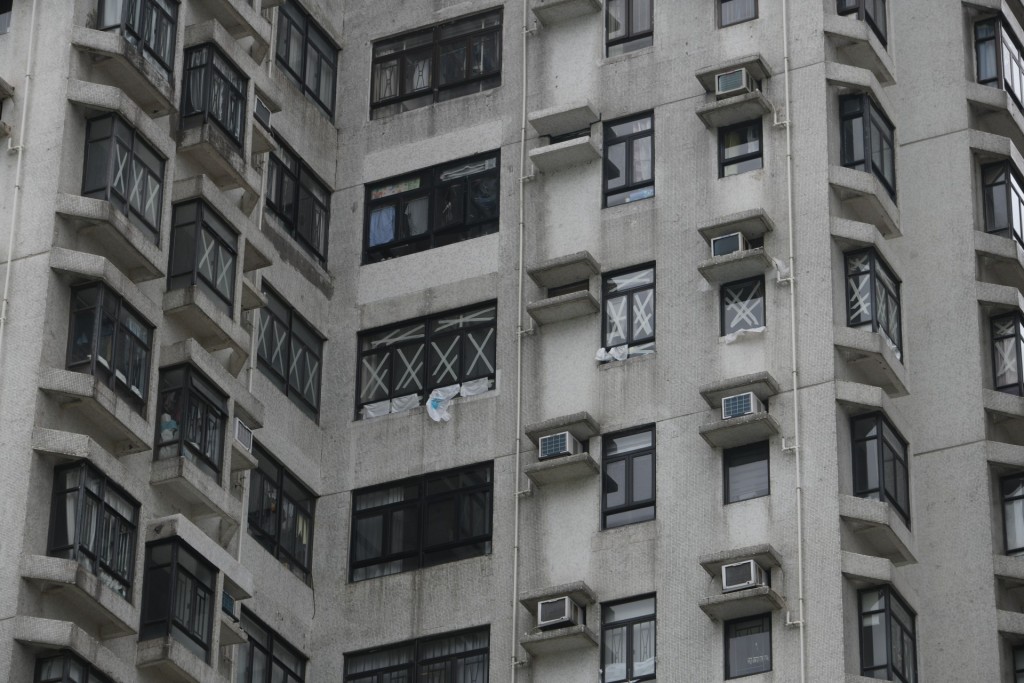 Cuộn băng dính bỗng "cháy hàng", đua độ hot với cà chua, khoai tây trước bão Ragasa: Lý do mới sốc - Ảnh 6