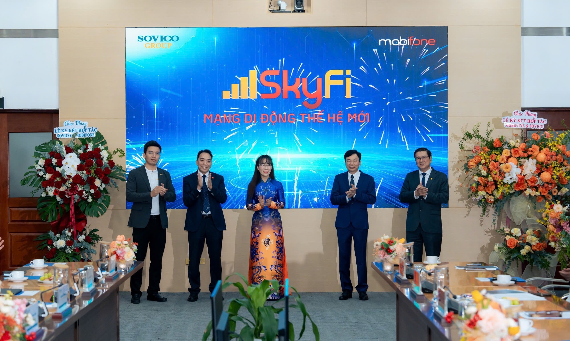 Tỷ phú Nguyễn Thị Phương Thảo bắt tay Chủ tịch Mobifone: Triển khai 5G cho đô thị thông minh, sân bay, tích hợp hạ tầng trạm phát sóng, camera thông minh - Ảnh 2