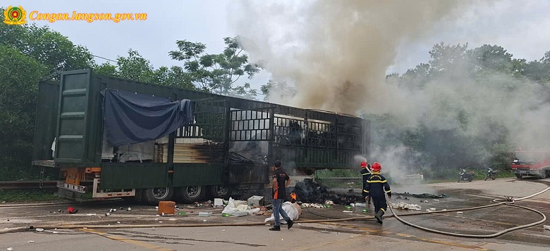 Cháy xe container giữa đường, hé lộ bí mật ẩn giấu trong 195 thùng xốp khiến nhiều người giật mình - Ảnh 1