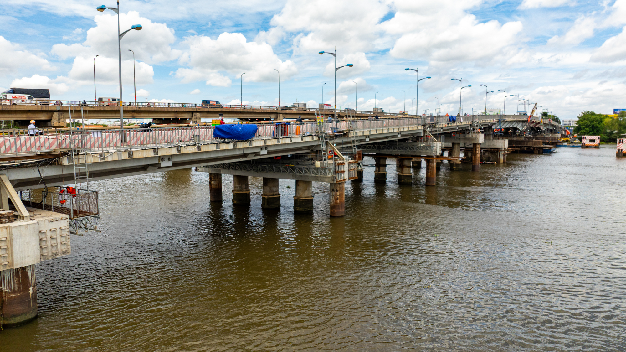 Toàn cảnh công trường nâng cầu lớn nhất Việt Nam: Huy động hơn 100 bộ kích thuỷ lực, nâng cầu 11.000 tấn, sai số dưới 1mm - Ảnh 3