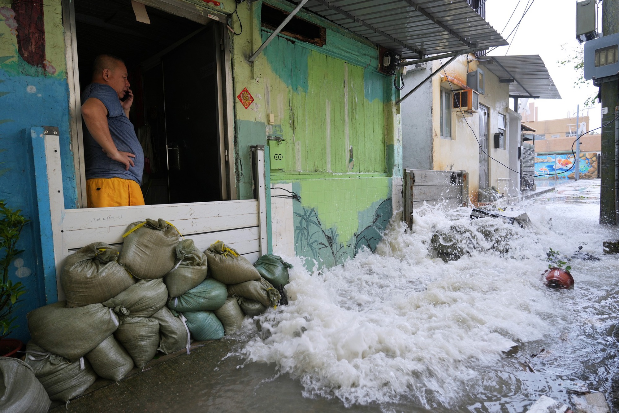 Hong Kong (Trung Quốc) thiệt hại hàng chục nghìn tỷ đồng trong 2 ngày "tê liệt" do siêu bão Ragasa quần thảo - Ảnh 2