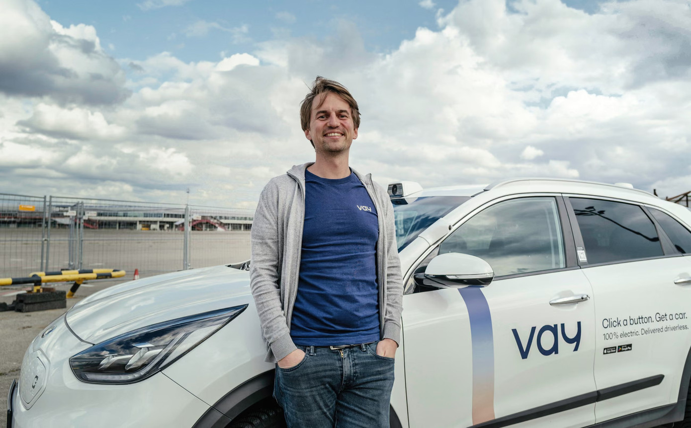 Lái xe taxi… từ xa - Ảnh 2