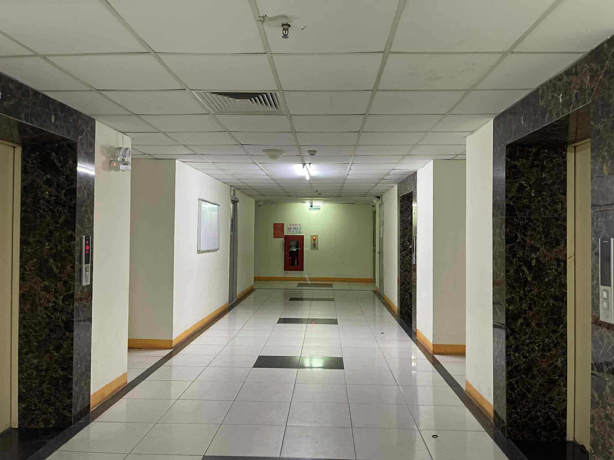 Xôn xao thông tin bé trai ném dép làm gãy vòi phun nước PCCC dẫn tới hỏng 2 thang máy giá tiền tỉ - Ảnh 1