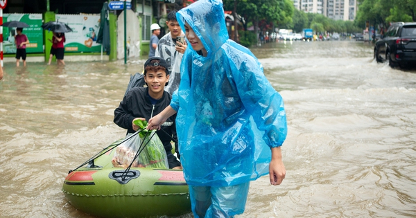 Cảnh đi thuyền, kéo xe tự chế tại khu đô thị triệu USD nhưng hễ mưa là ngập ở Hà Nội
