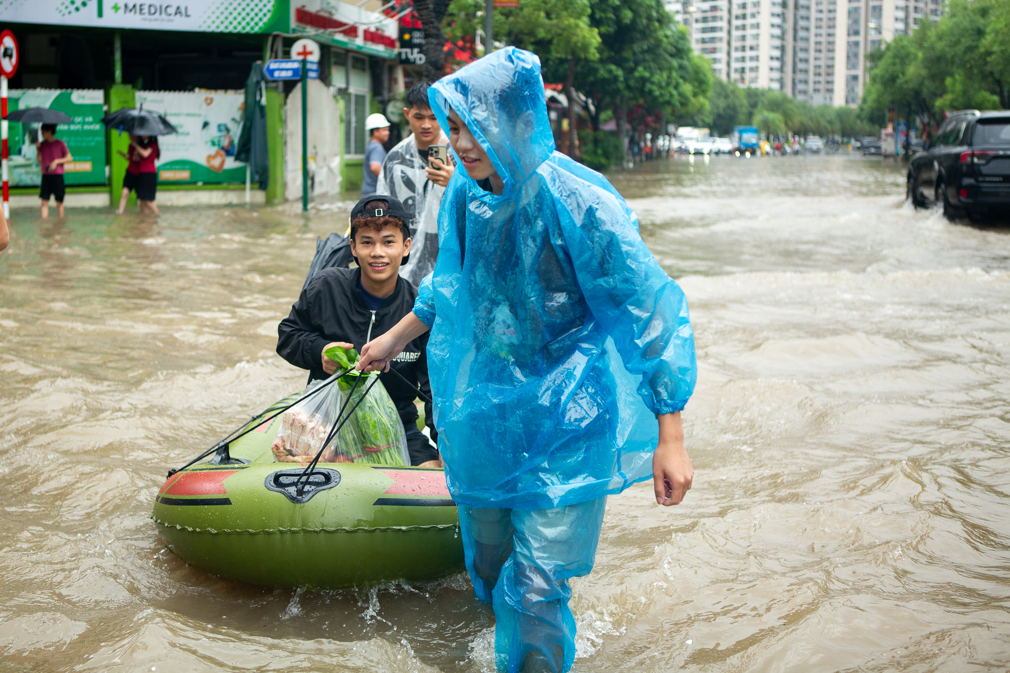 Cảnh đi thuyền, kéo xe tự chế tại khu đô thị triệu USD nhưng hễ mưa là ngập ở Hà Nội - Ảnh 2
