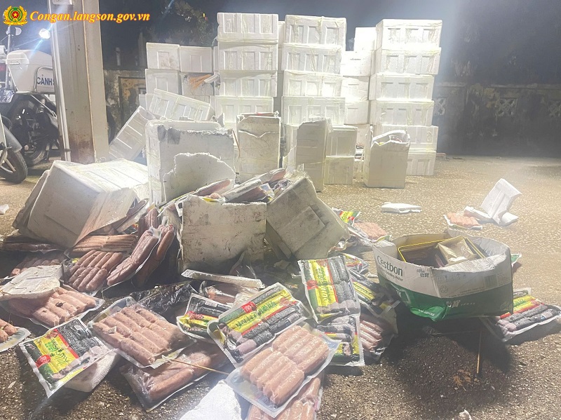 Cháy xe container giữa đường, hé lộ bí mật ẩn giấu trong 195 thùng xốp khiến nhiều người giật mình - Ảnh 2