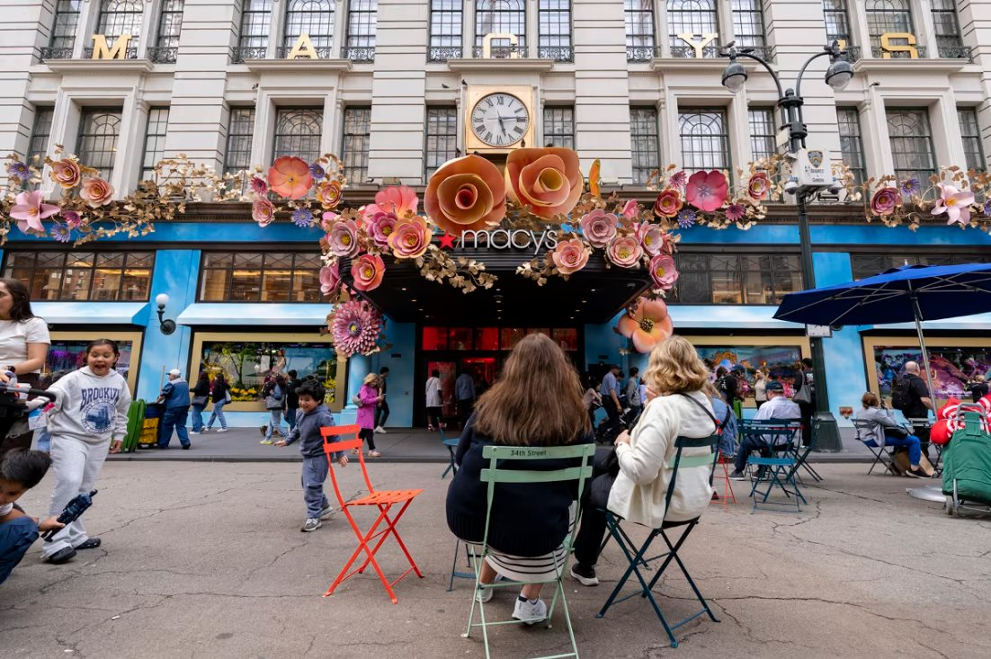 Chuỗi bán lẻ sở hữu quá nhiều BĐS, bị dòm ngó khi sắp phá sản để rồi bất ngờ hồi sinh chỉ sau 1 năm: Câu hỏi về giá trị thực của các cửa hàng bách hóa - Ảnh 2