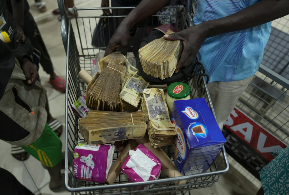 Đồng tiền mất giá, người dân Zimbabwe lâm vào cảnh ‘tiền nhiều để làm gì’ - Ảnh 5