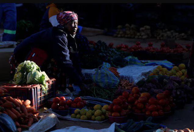 Đồng tiền mất giá, người dân Zimbabwe lâm vào cảnh ‘tiền nhiều để làm gì’ - Ảnh 6