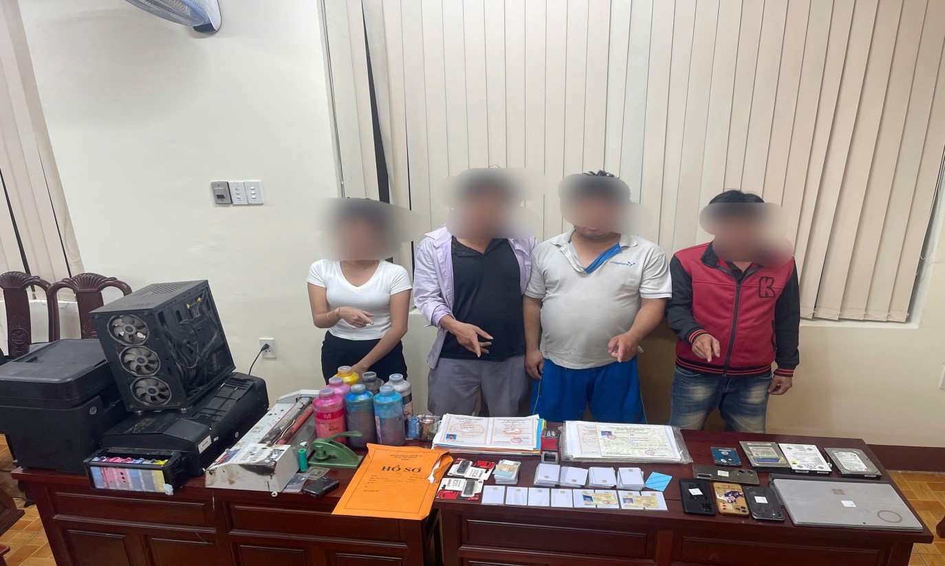 Bắt nhóm đối tượng làm giả hàng trăm sổ đỏ, bằng cấp, giấy khám sức khỏe - Ảnh 1