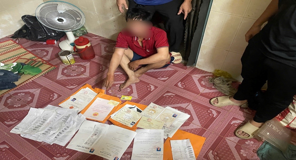 Bắt nhóm đối tượng làm giả hàng trăm sổ đỏ, bằng cấp, giấy khám sức khỏe - Ảnh 3