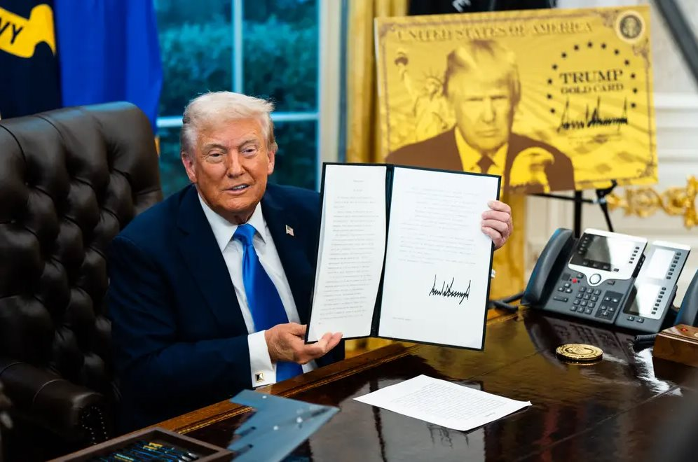 Giới công nghệ hỗn loạn sau sắc lệnh H-1B: Một chữ ký của Tổng thống Donald Trump làm rung chuyển Thung lũng Silicon - Ảnh 1