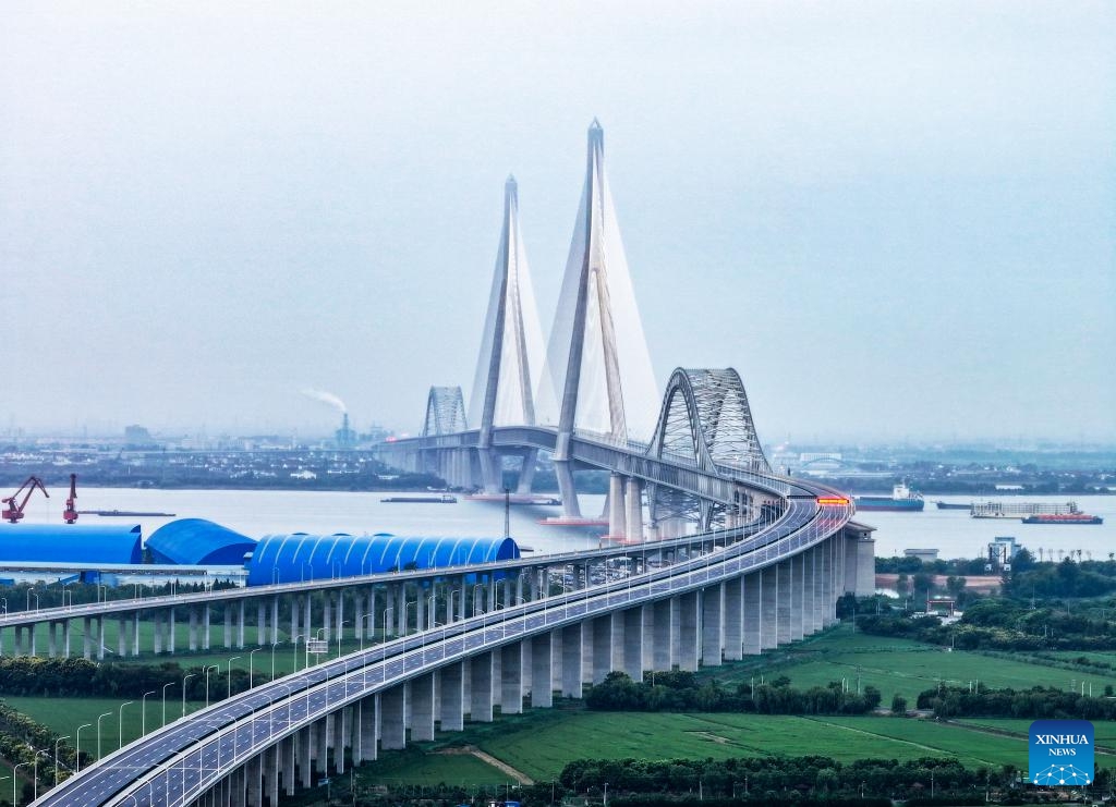 Đột phá chưa từng có của Trung Quốc: Dùng công nghệ ‘không cần’ con người xây siêu cầu dây văng lập 3 kỷ lục thế giới, riêng móng cao bằng toà nhà 24 tầng - Ảnh 1