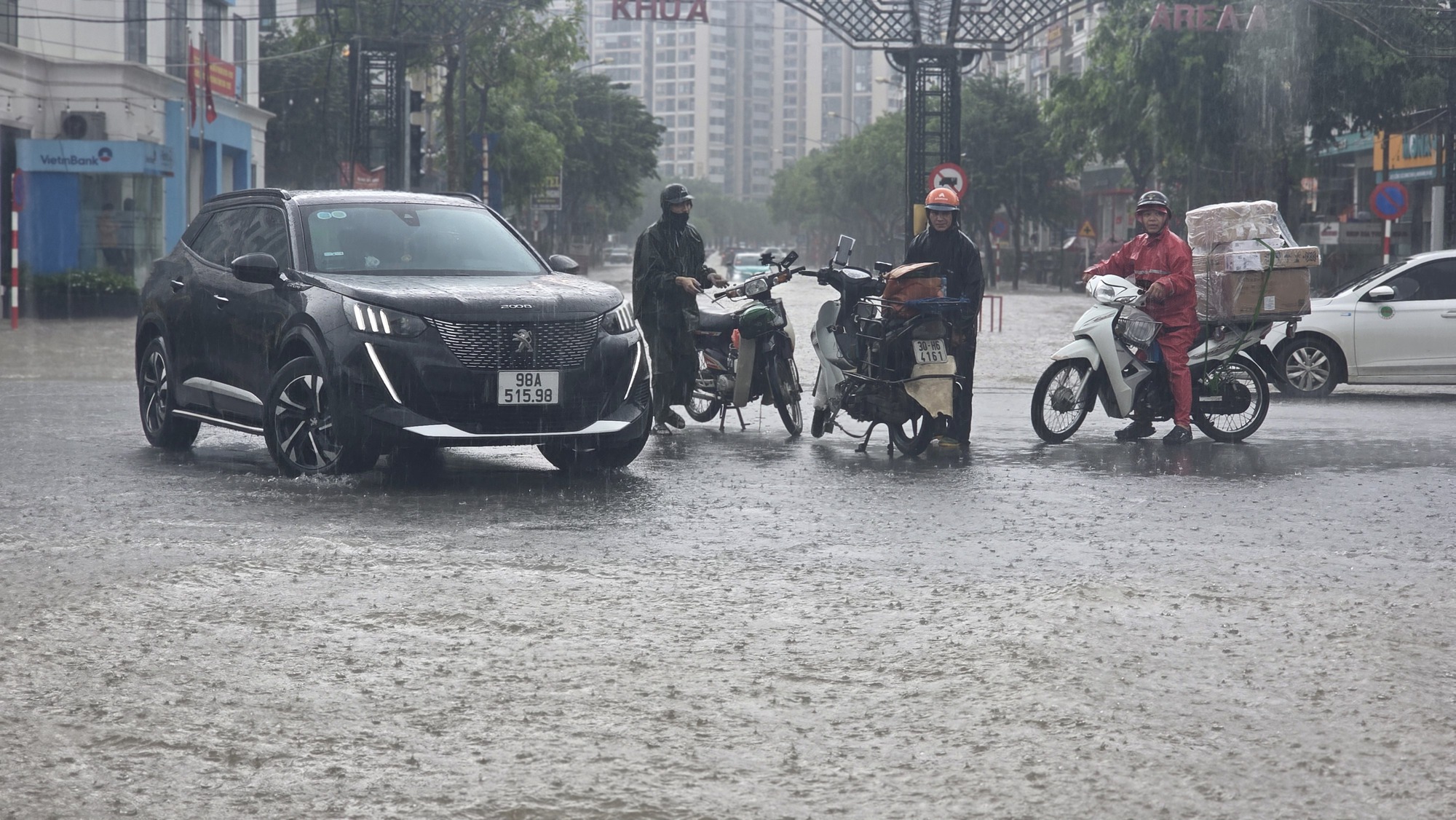 Mưa tầm tã không ngớt, "khu nhà giàu" Hà Nội ngập sâu: Nhiều biệt thự phải dựng rào chắn bằng tấm tôn, ngăn nước tràn vào - Ảnh 10