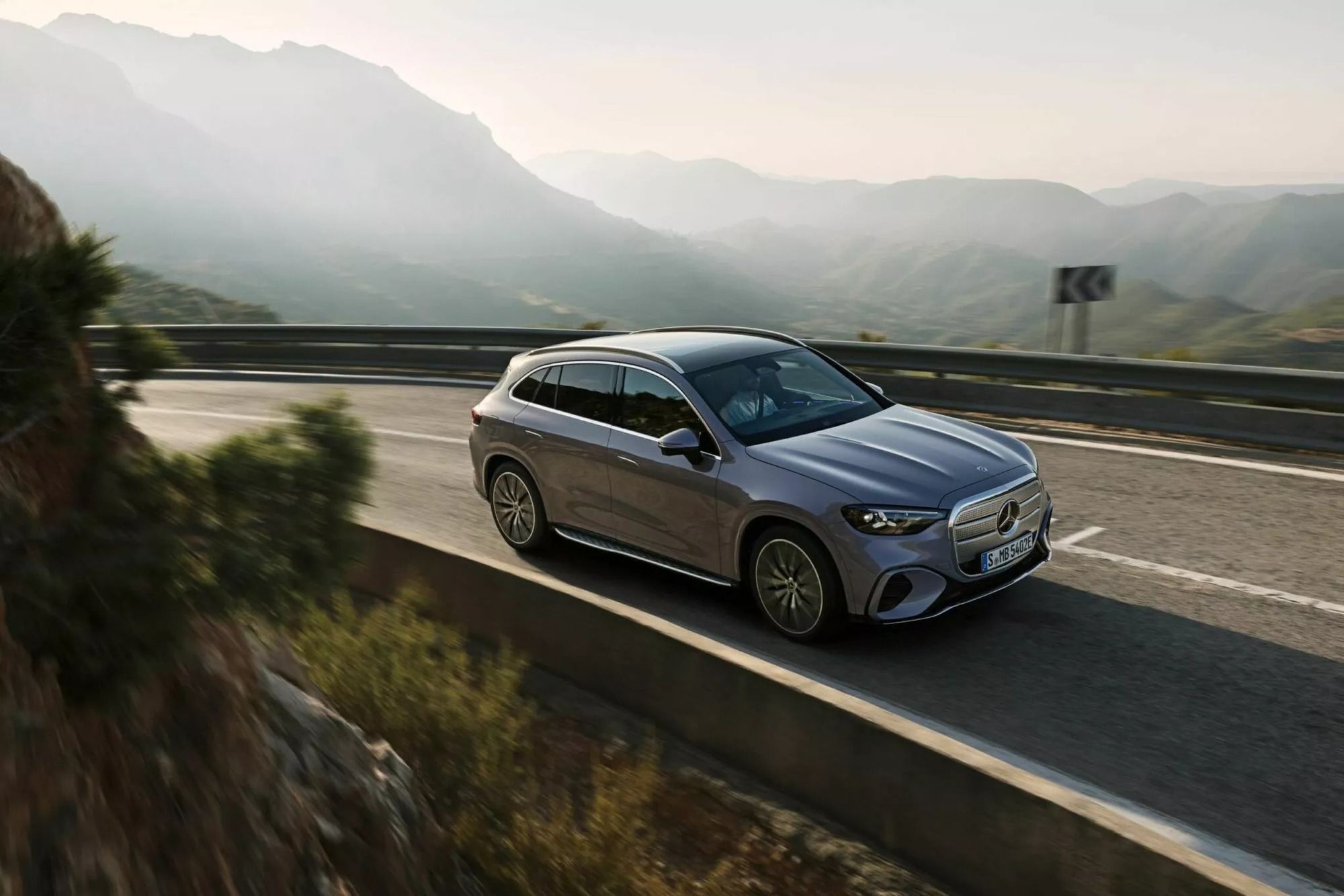 SUV bán chạy nhất của Mercedes tại Việt Nam có bản chạy điện: Lột xác từ trong ra ngoài, tầm hoạt động hơn 700 km - Ảnh 14