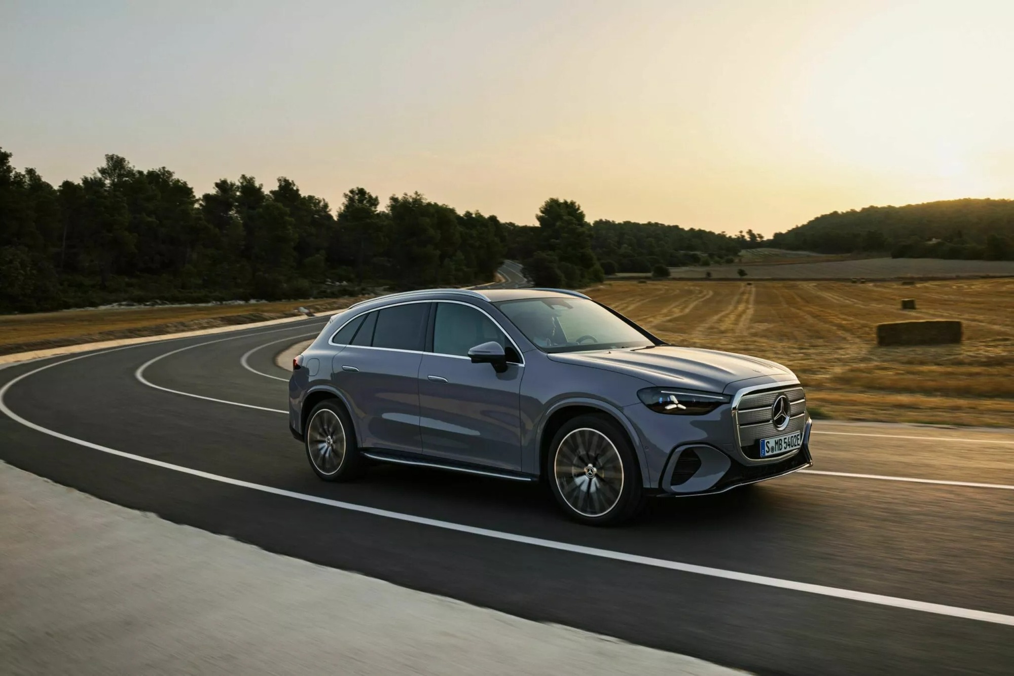 SUV bán chạy nhất của Mercedes tại Việt Nam có bản chạy điện: Lột xác từ trong ra ngoài, tầm hoạt động hơn 700 km - Ảnh 13