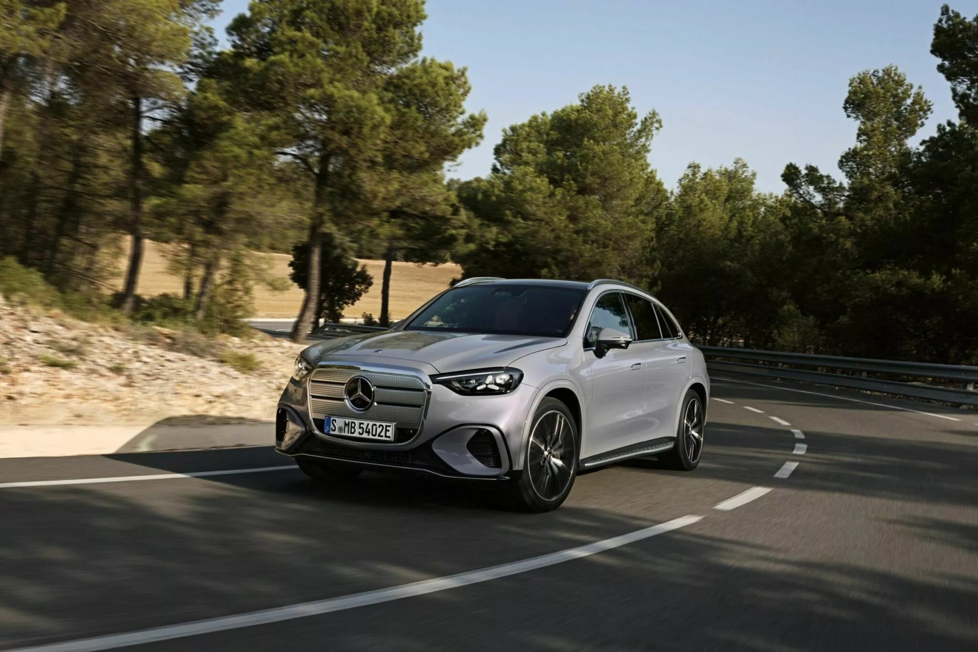 SUV bán chạy nhất của Mercedes tại Việt Nam có bản chạy điện: Lột xác từ trong ra ngoài, tầm hoạt động hơn 700 km - Ảnh 11