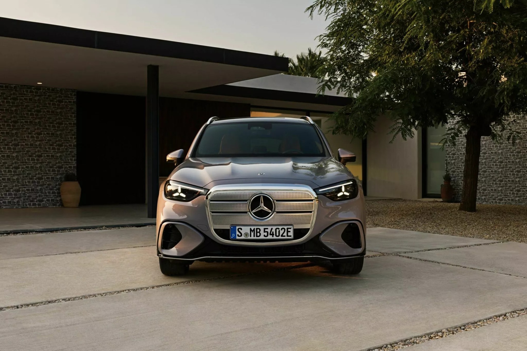SUV bán chạy nhất của Mercedes tại Việt Nam có bản chạy điện: Lột xác từ trong ra ngoài, tầm hoạt động hơn 700 km - Ảnh 1