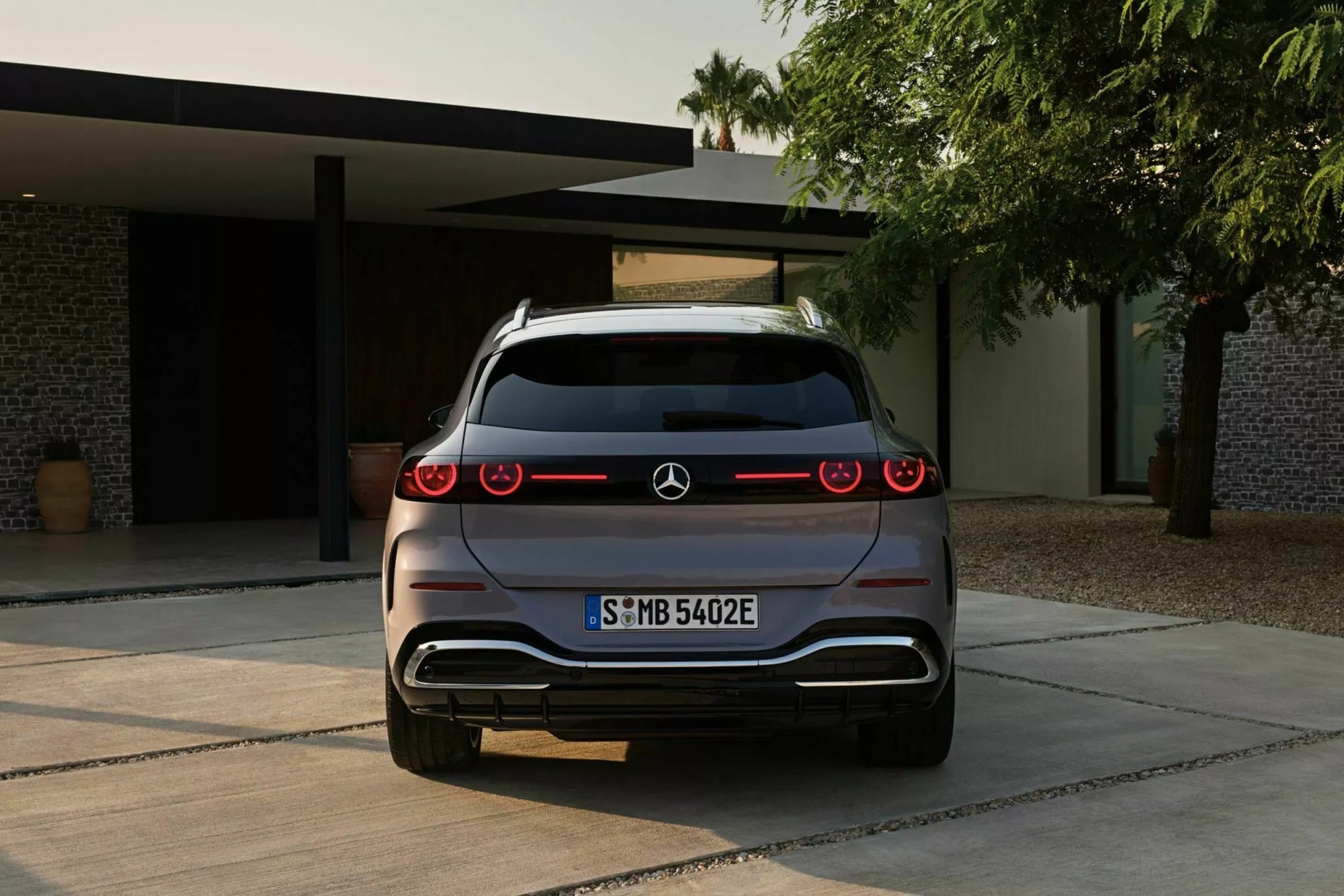 SUV bán chạy nhất của Mercedes tại Việt Nam có bản chạy điện: Lột xác từ trong ra ngoài, tầm hoạt động hơn 700 km - Ảnh 2