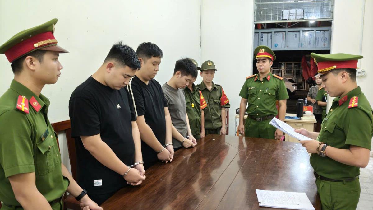 Phá chuyên án lừa đảo tiền ảo, thu giữ ô tô Mercedes và phong tỏa số tiền lớn - Ảnh 1