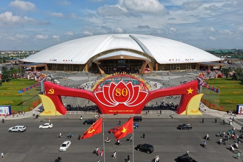 Trạm sạc xe điện 1.200 cổng lớn chưa từng có của tỷ phú Phạm Nhật Vượng tại công trình Top 10 thế giới - Ảnh 2