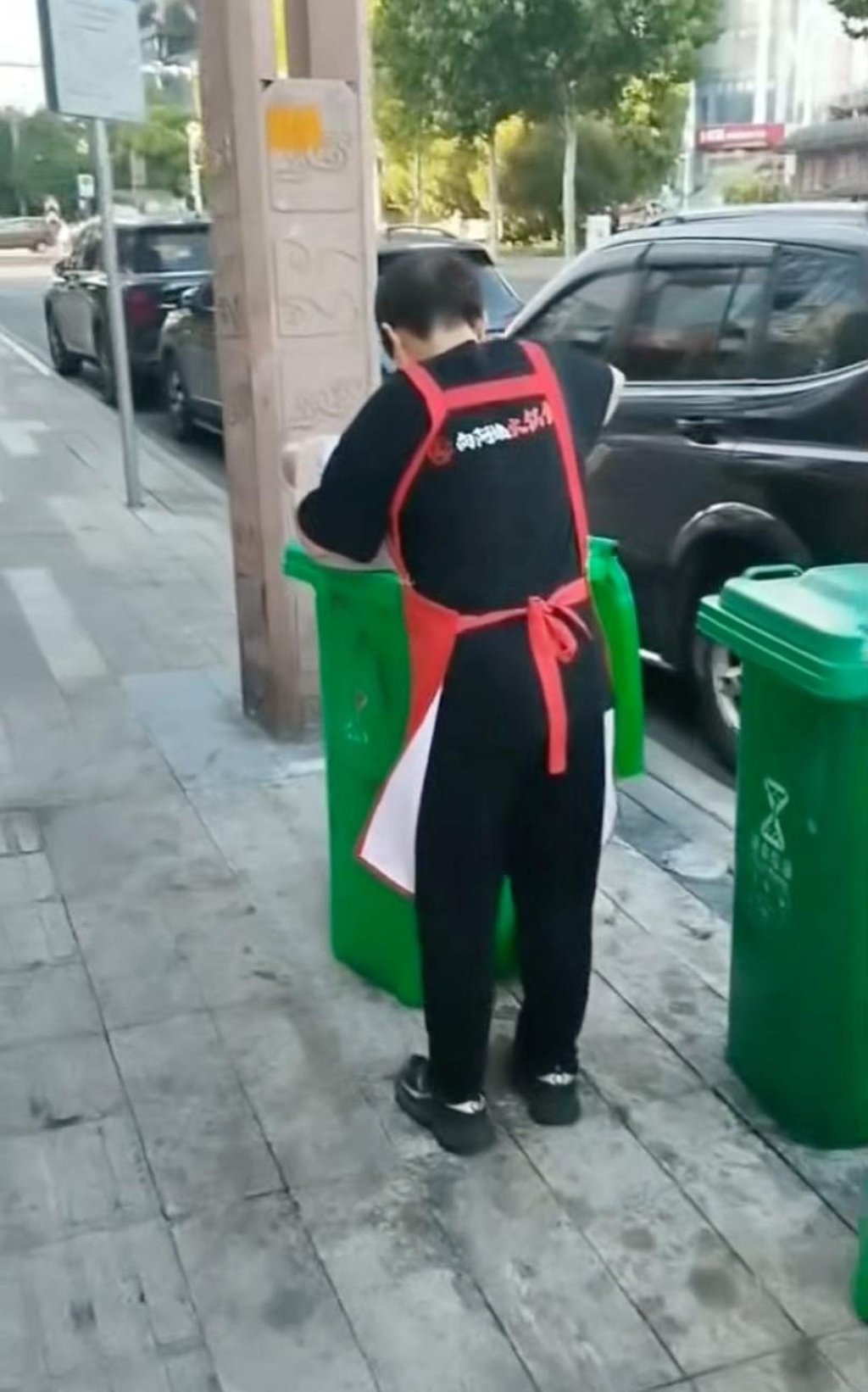 Nhân viên quán lẩu múc dầu ăn thải từ thùng rác: Quản lý lên tiếng, dân mạng vẫn chưa hết nghi ngờ - Ảnh 1