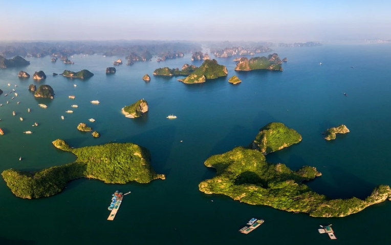 Đặc khu biển đảo cạnh Hà Nội: Vịnh đẹp huyền bí, hạ tầng tỷ đô, khách ùn ùn đổ về - Ảnh 1