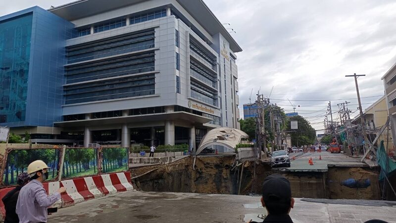 Clip kinh hoàng: Hố tử thần sâu 50m "nuốt trọn" đường trước 1 bệnh viện lớn, Bangkok phong tỏa khẩn khu vực - Ảnh 4