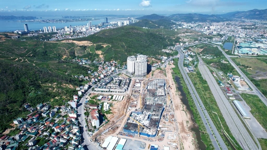 Aeon Mall Hạ Long 5.200 tỷ đồng tăng tốc: 500 – 600 kỹ sư, công nhân làm liên tục 3 ca/ngày cả cuối tuần, chủ đầu tư dự kiến khai trương vào cuối năm 2026 - Ảnh 1