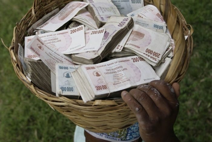 Đồng tiền mất giá, người dân Zimbabwe lâm vào cảnh ‘tiền nhiều để làm gì’ - Ảnh 4
