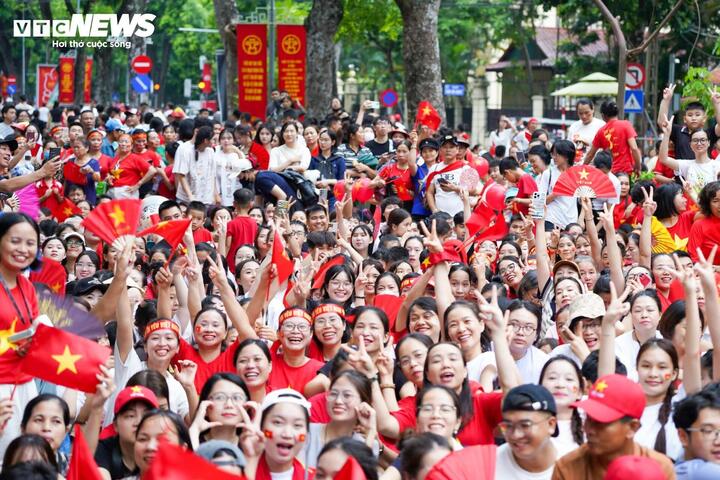 Người Việt chi hàng tỷ đồng mua khăn, áo, cờ đỏ sao vàng dịp đại lễ 2/9 - Ảnh 3