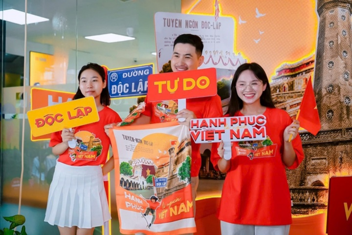 Người Việt chi hàng tỷ đồng mua khăn, áo, cờ đỏ sao vàng dịp đại lễ 2/9 - Ảnh 1