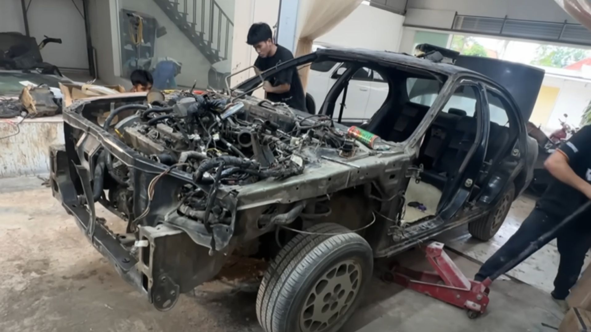 Biến chiếc Nissan cũ hỏng thành Lamborghini Revuelto, các thợ xe Việt Nam được thế giới ngả mũ khâm phục - Ảnh 2