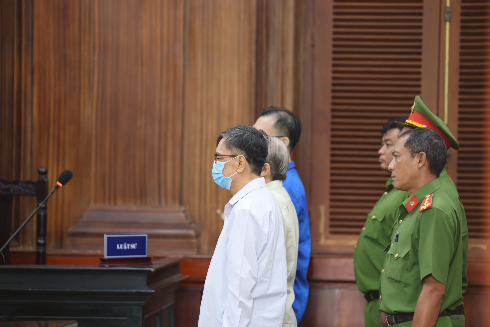 Vụ thâu tóm 4 khu đất vàng ở TP HCM: Vật chứng lạ trong nhà đại gia - Ảnh 2