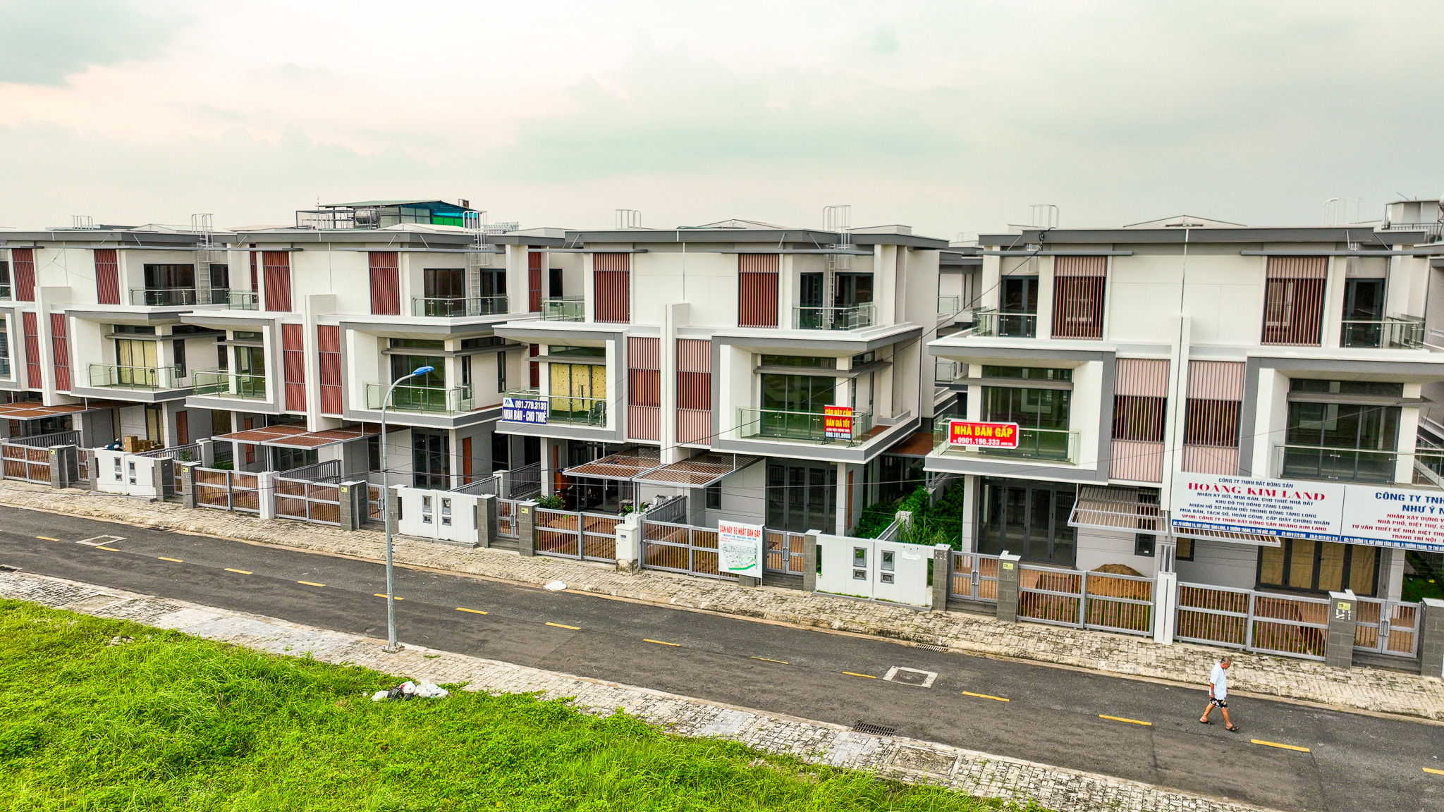 Khu đô thị treo đầy biển bán gấp, nhà ngộp nhưng giá tăng gần 70% ở TP.HCM - Ảnh 3