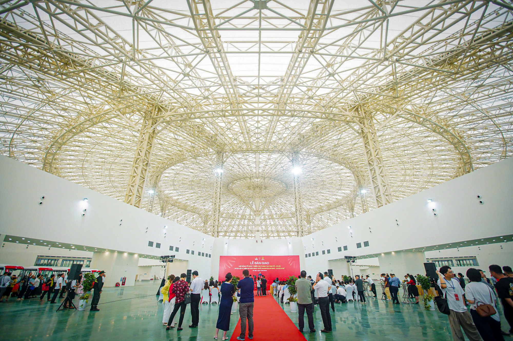 Siêu dự án của Vinhomes nằm bên vành đai 2 Hà Nội: Bàn giao nhà chỉ sau một năm, ngày cao điểm đón hơn một triệu khách - Ảnh 3