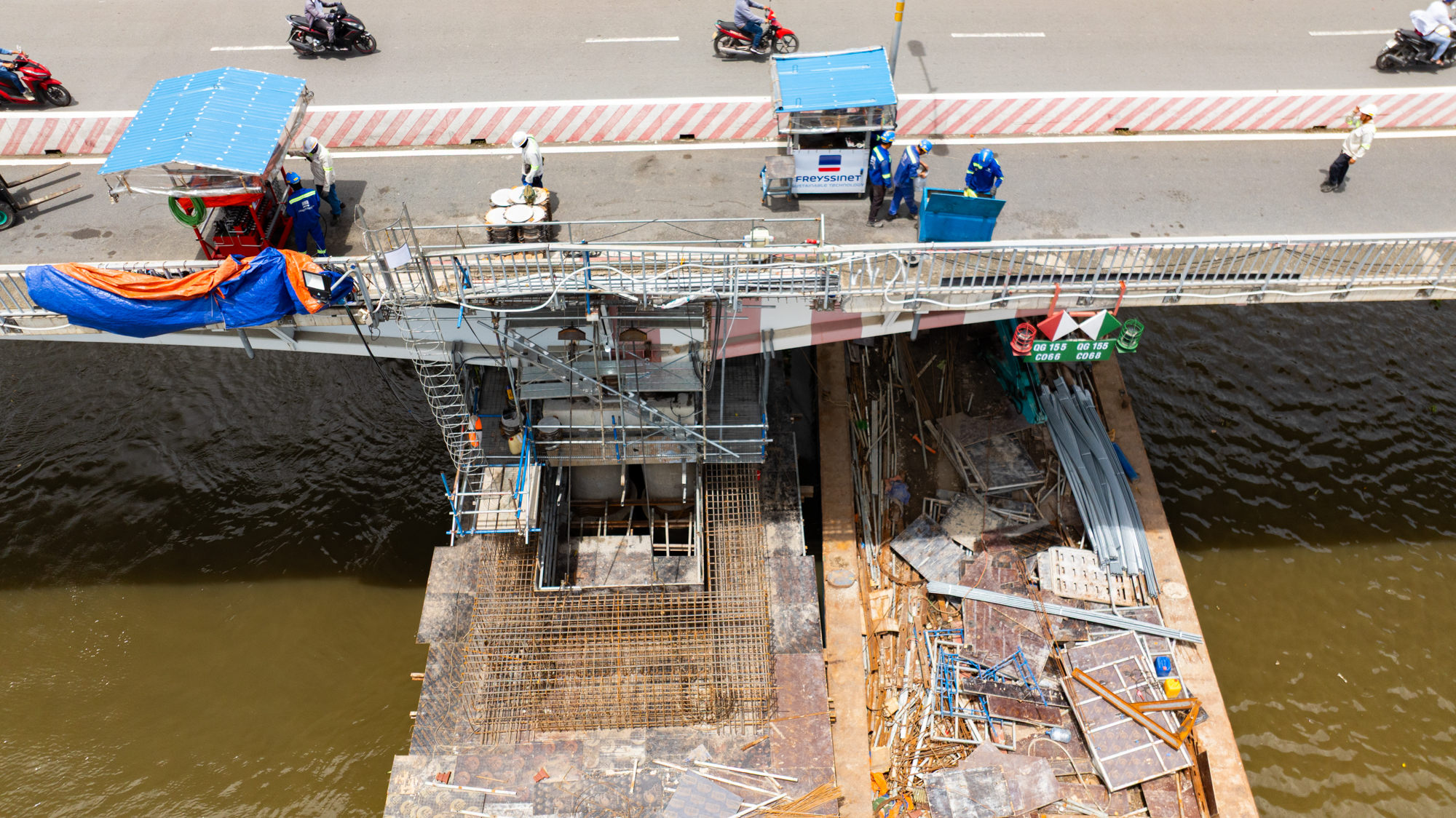 Toàn cảnh công trường nâng cầu lớn nhất Việt Nam: Huy động hơn 100 bộ kích thuỷ lực, nâng cầu 11.000 tấn, sai số dưới 1mm - Ảnh 4