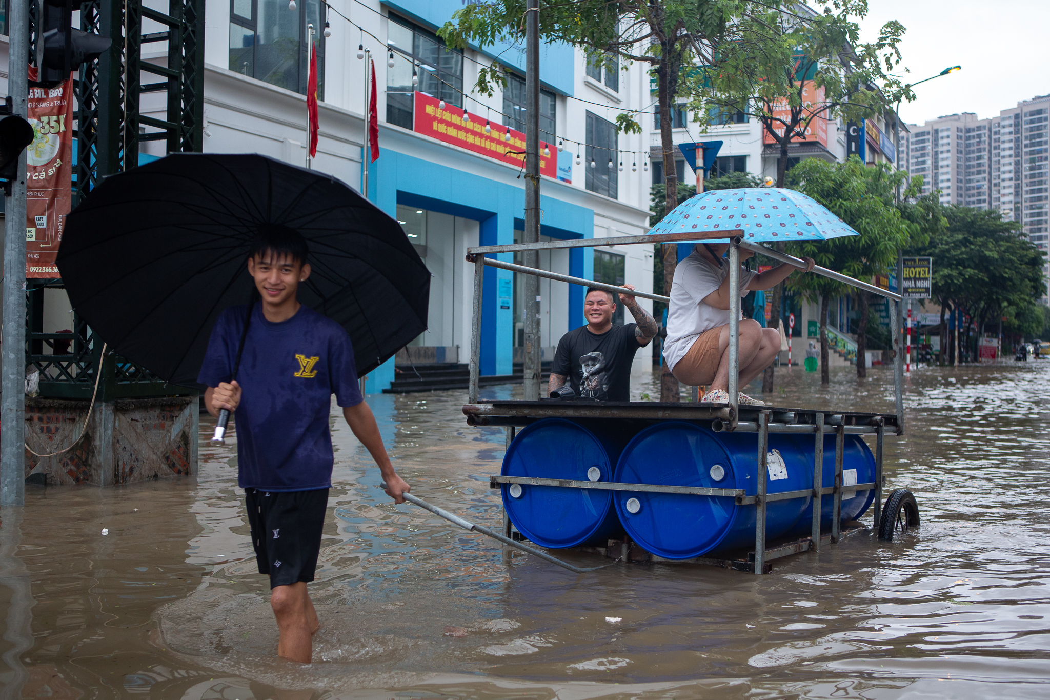 Cảnh đi thuyền, kéo xe tự chế tại khu đô thị triệu USD nhưng hễ mưa là ngập ở Hà Nội - Ảnh 3