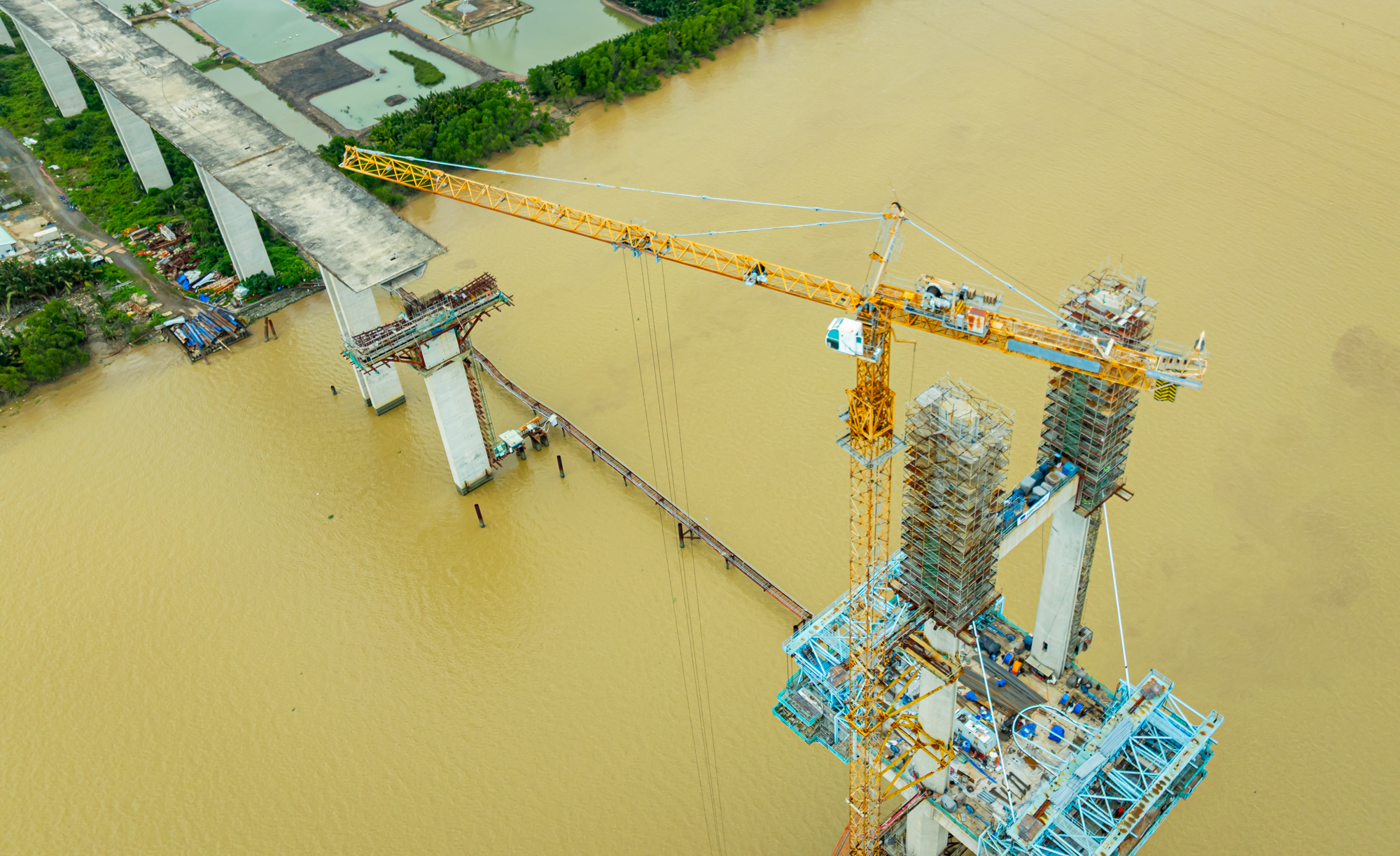 Toàn cảnh công trường cầu dây văng cao nhất, nút thắt cuối cùng của cao tốc mỗi mét tốn nửa tỷ ở TP.HCM - Ảnh 3
