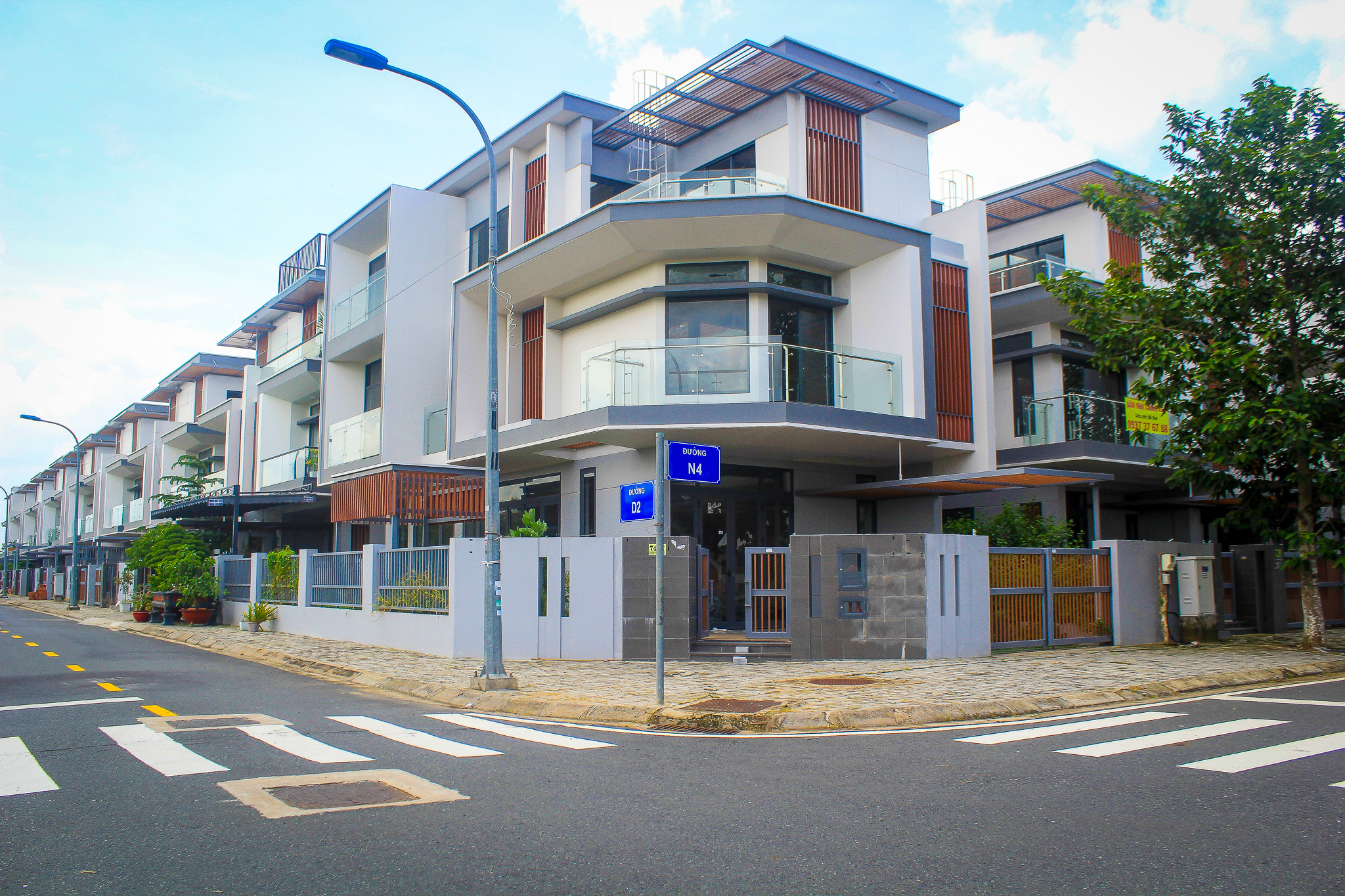 Khu đô thị treo đầy biển bán gấp, nhà ngộp nhưng giá tăng gần 70% ở TP.HCM - Ảnh 4