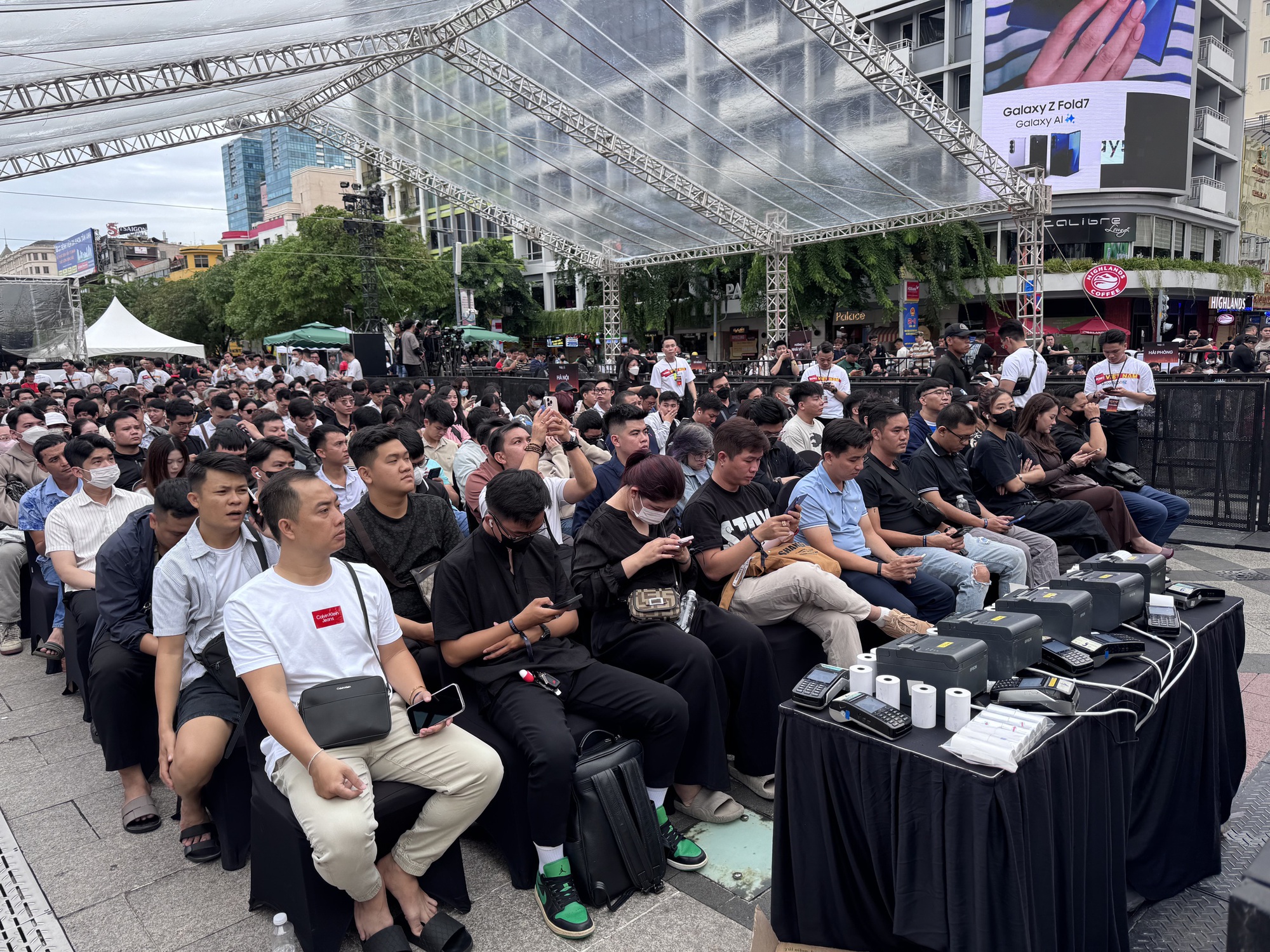 Choáng với số lượng iPhone 17 mở bán trong ngày đầu tiên - Ảnh 2