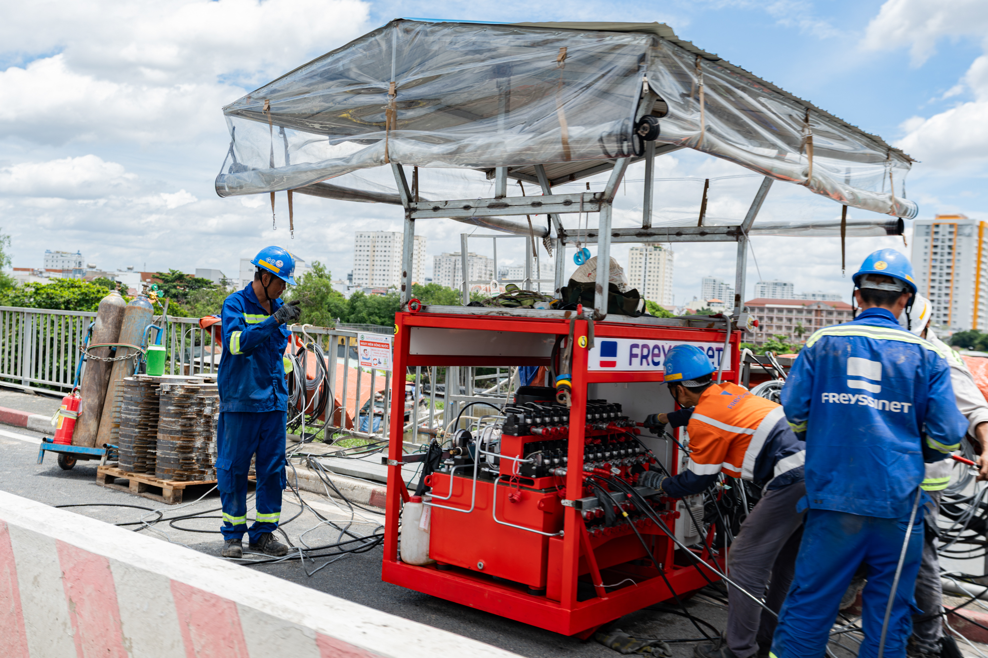 Toàn cảnh công trường nâng cầu lớn nhất Việt Nam: Huy động hơn 100 bộ kích thuỷ lực, nâng cầu 11.000 tấn, sai số dưới 1mm - Ảnh 5