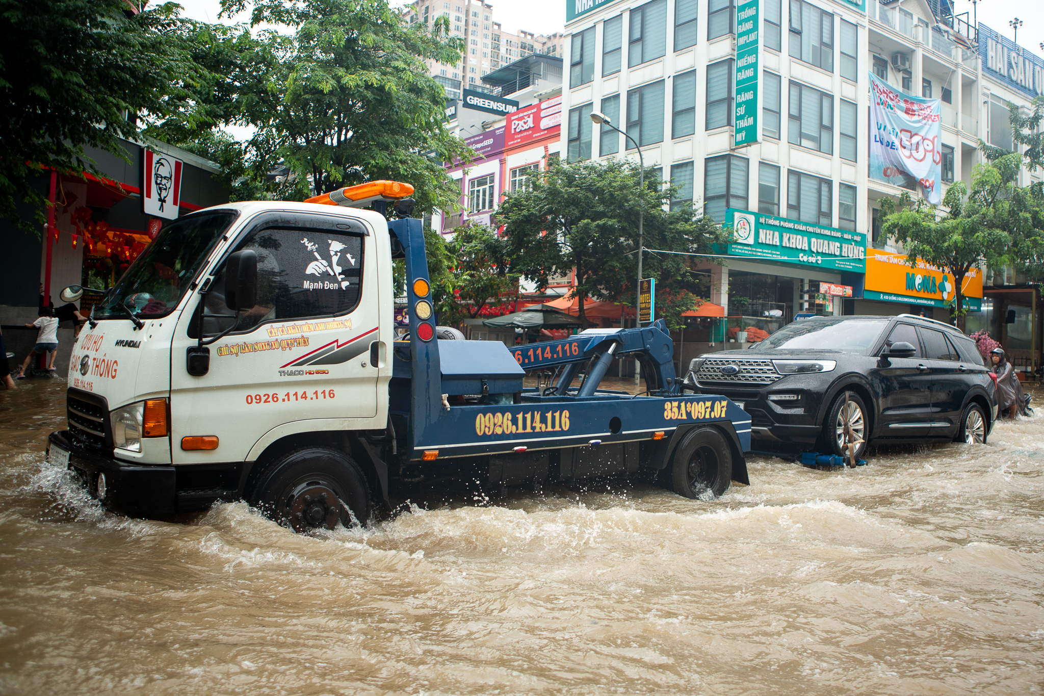 Cảnh đi thuyền, kéo xe tự chế tại khu đô thị triệu USD nhưng hễ mưa là ngập ở Hà Nội - Ảnh 4